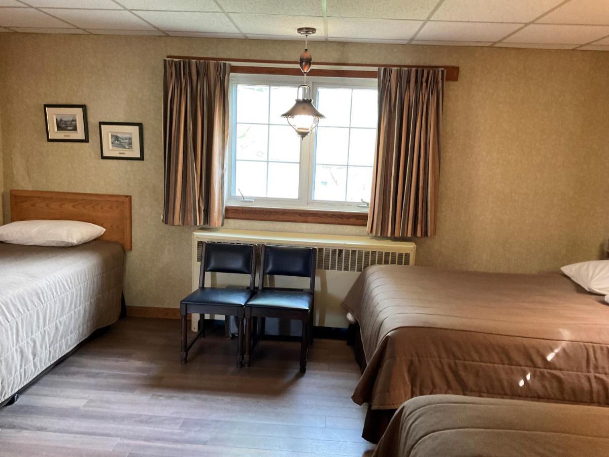 שרברוק Motel & Hotel La Paysanne מראה חיצוני תמונה