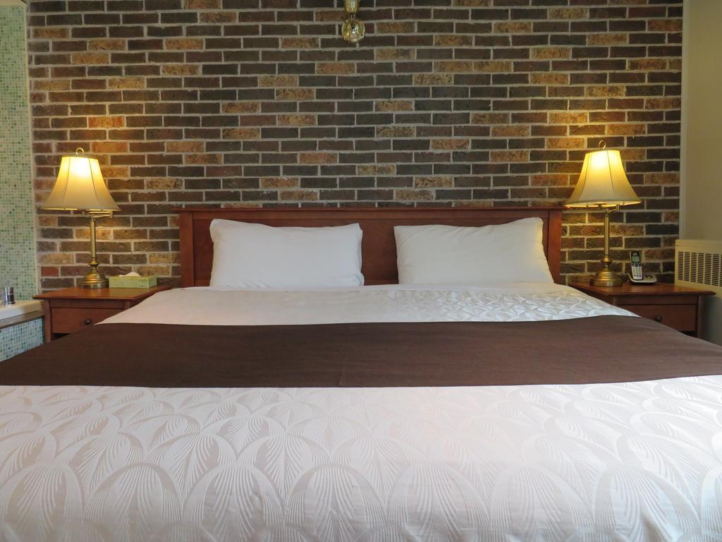 שרברוק Motel & Hotel La Paysanne מראה חיצוני תמונה
