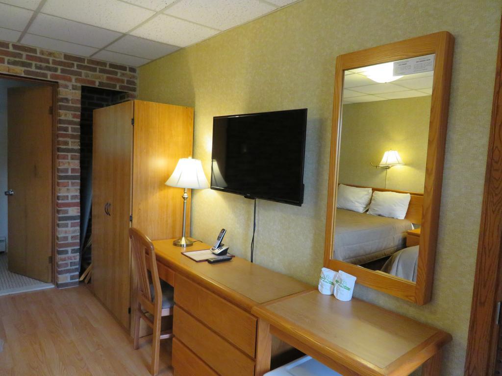 שרברוק Motel & Hotel La Paysanne מראה חיצוני תמונה