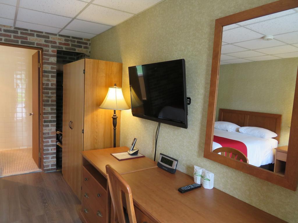 שרברוק Motel & Hotel La Paysanne מראה חיצוני תמונה