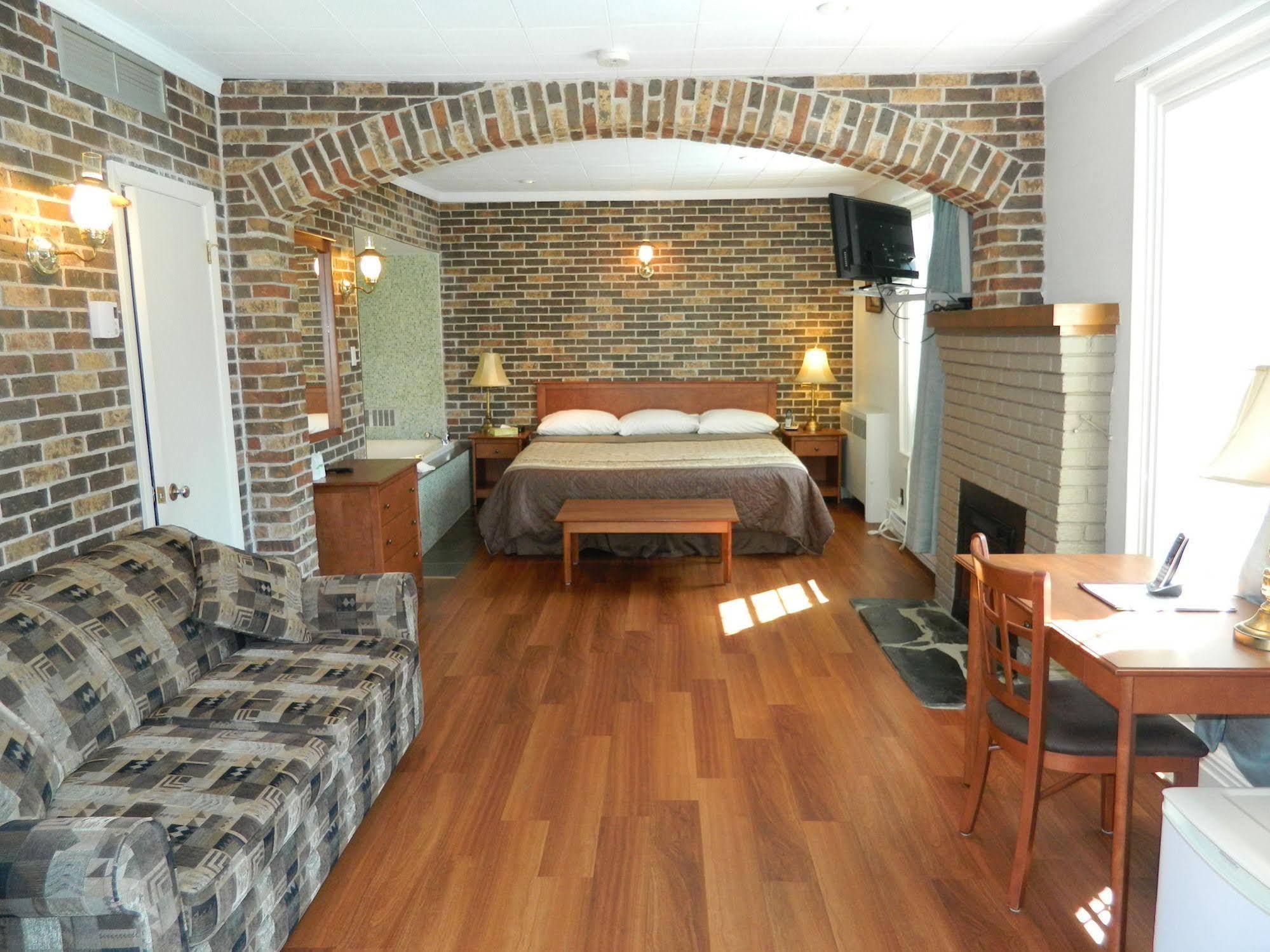 שרברוק Motel & Hotel La Paysanne מראה חיצוני תמונה